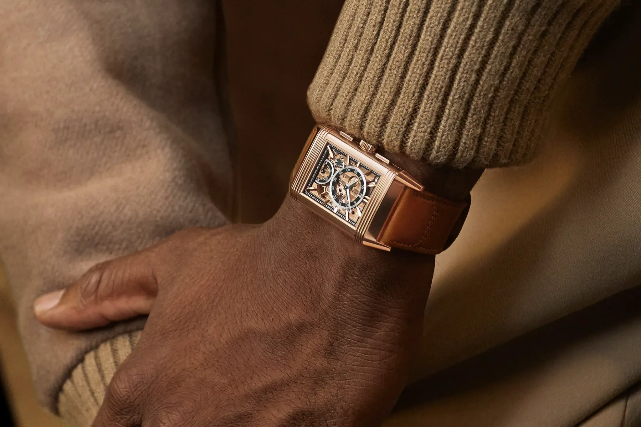 jaeger-lecoultre-reverso-tribute-chronograph-pink-gold-q389256j-wristshot