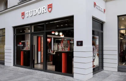 new-tudor-boutique-in-berlin-entrance
