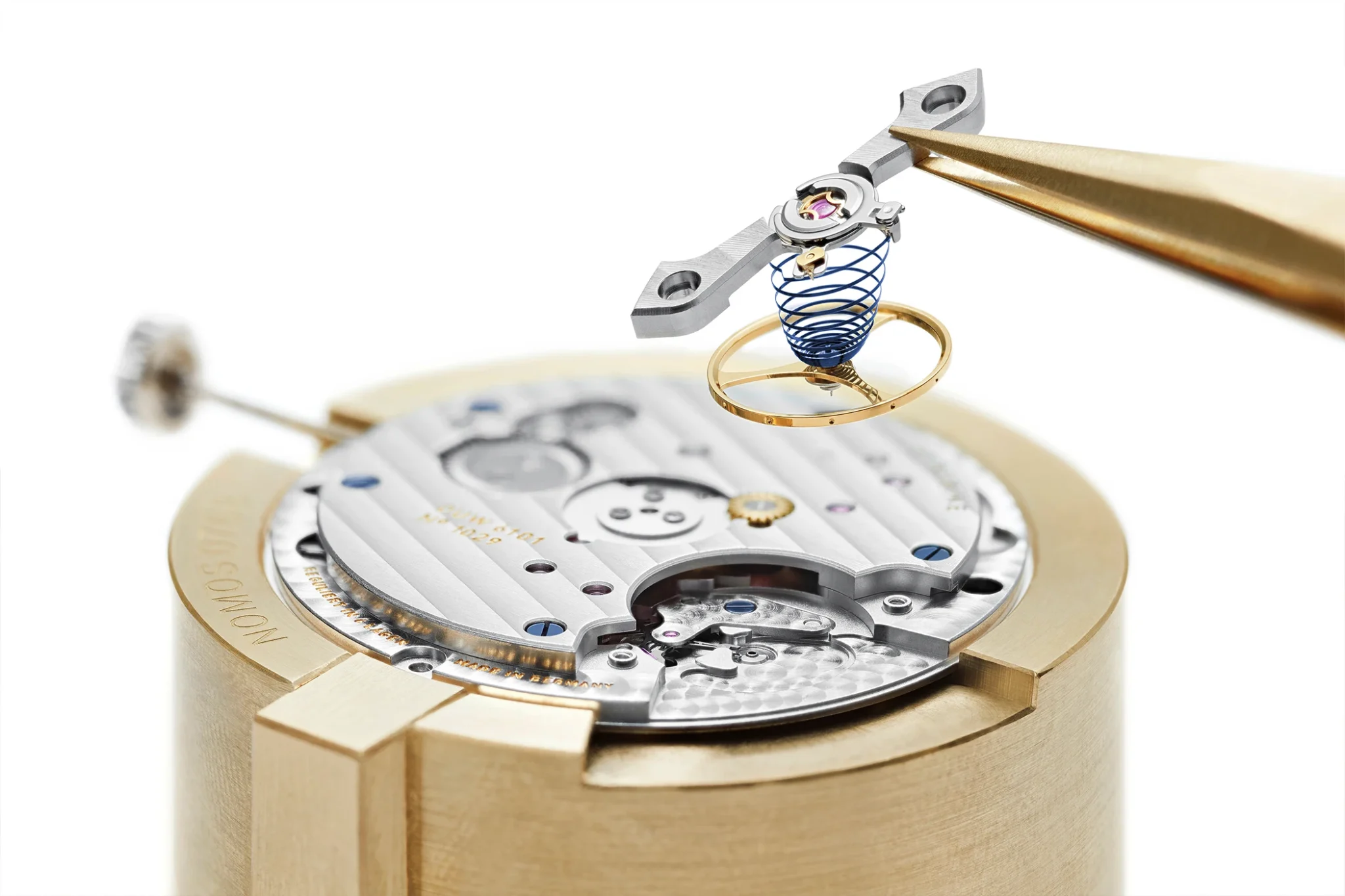 nomos-glashuette-manufacture-assembly-of-the-swing-system-3
