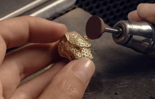 cartier-maison-des-metiers-d-art-polishing-of-the-cartier-tigerhead