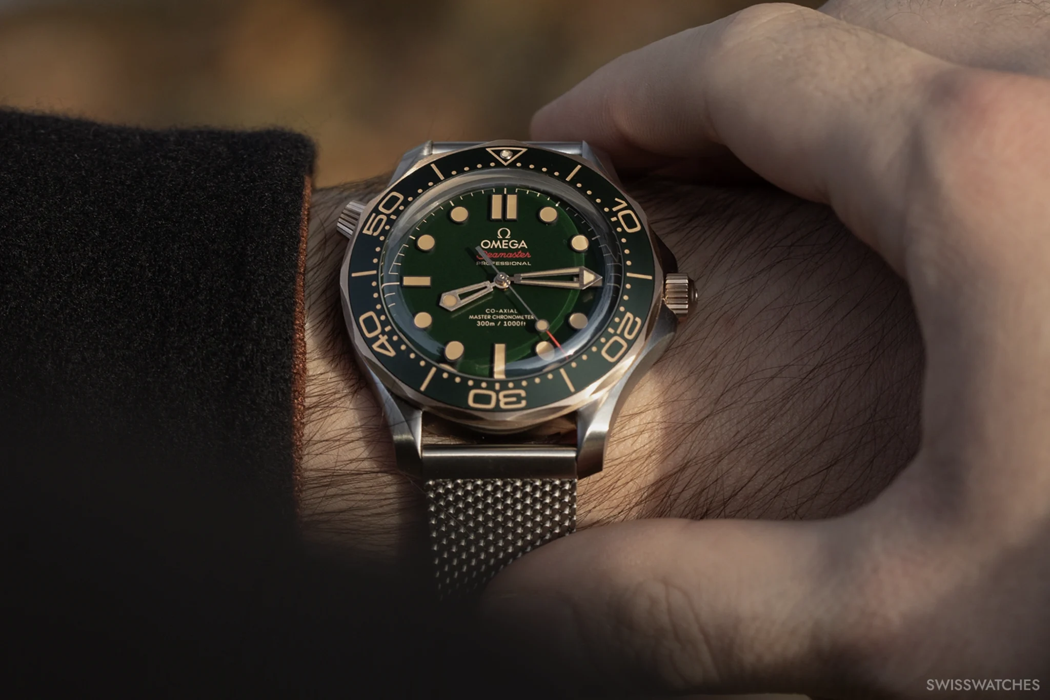 omega-seamaster-diver-300m-in-titanium-and-bronze-gold-on-the-wrist-2