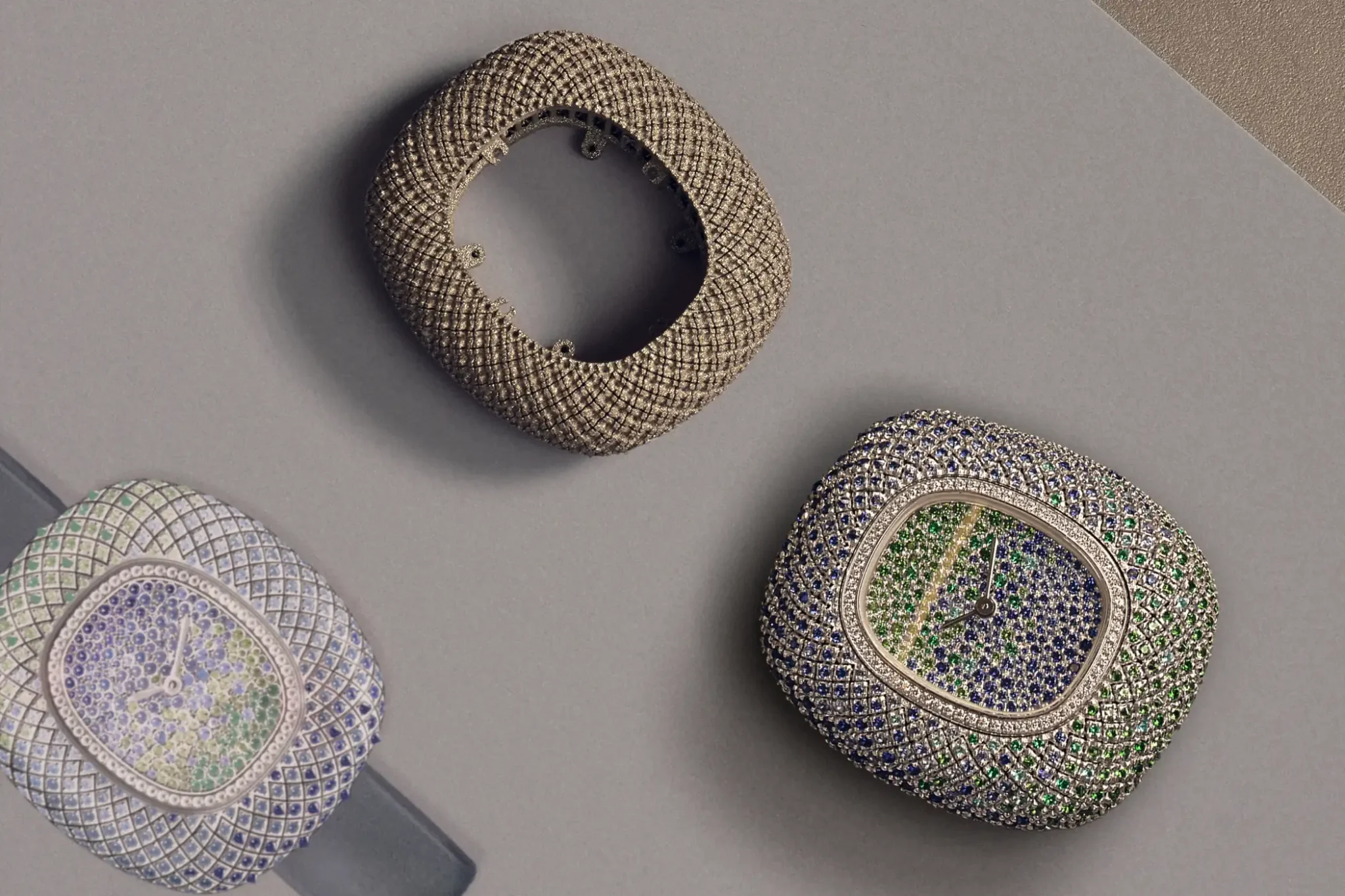 stone-setting-on-the-case-of-the-coussin-de-cartier