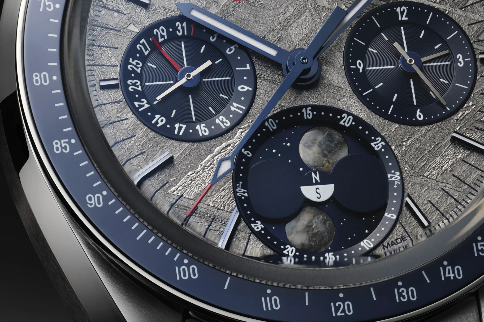 omega-speedmaster-moonphase-meteorite-30430435201001-dial-3