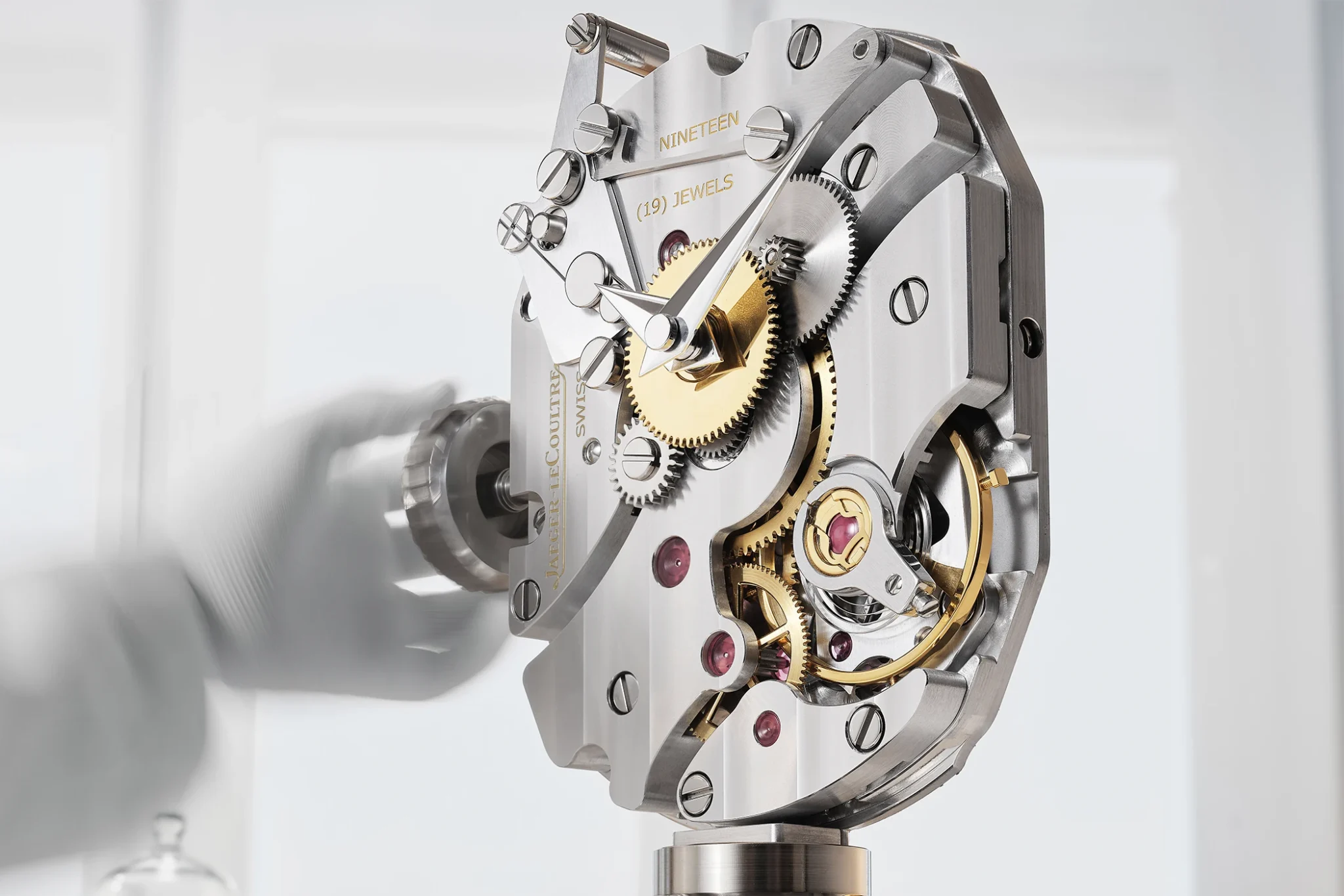 oversized-jaeger-lecoultre-movement-with-hour-and-minute-hands