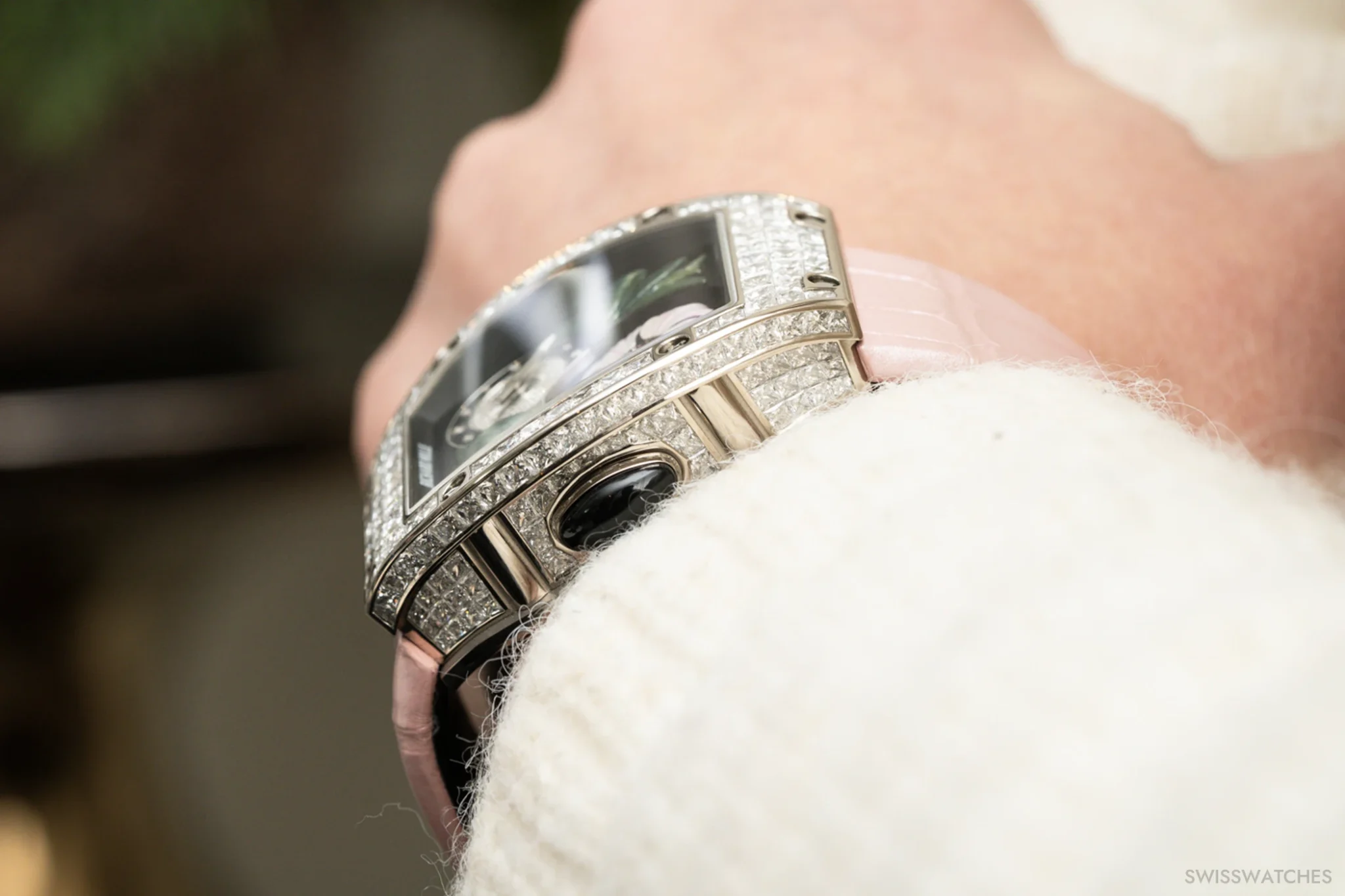 richard-mille-rm-19-02-tourbillon-fleur-crown