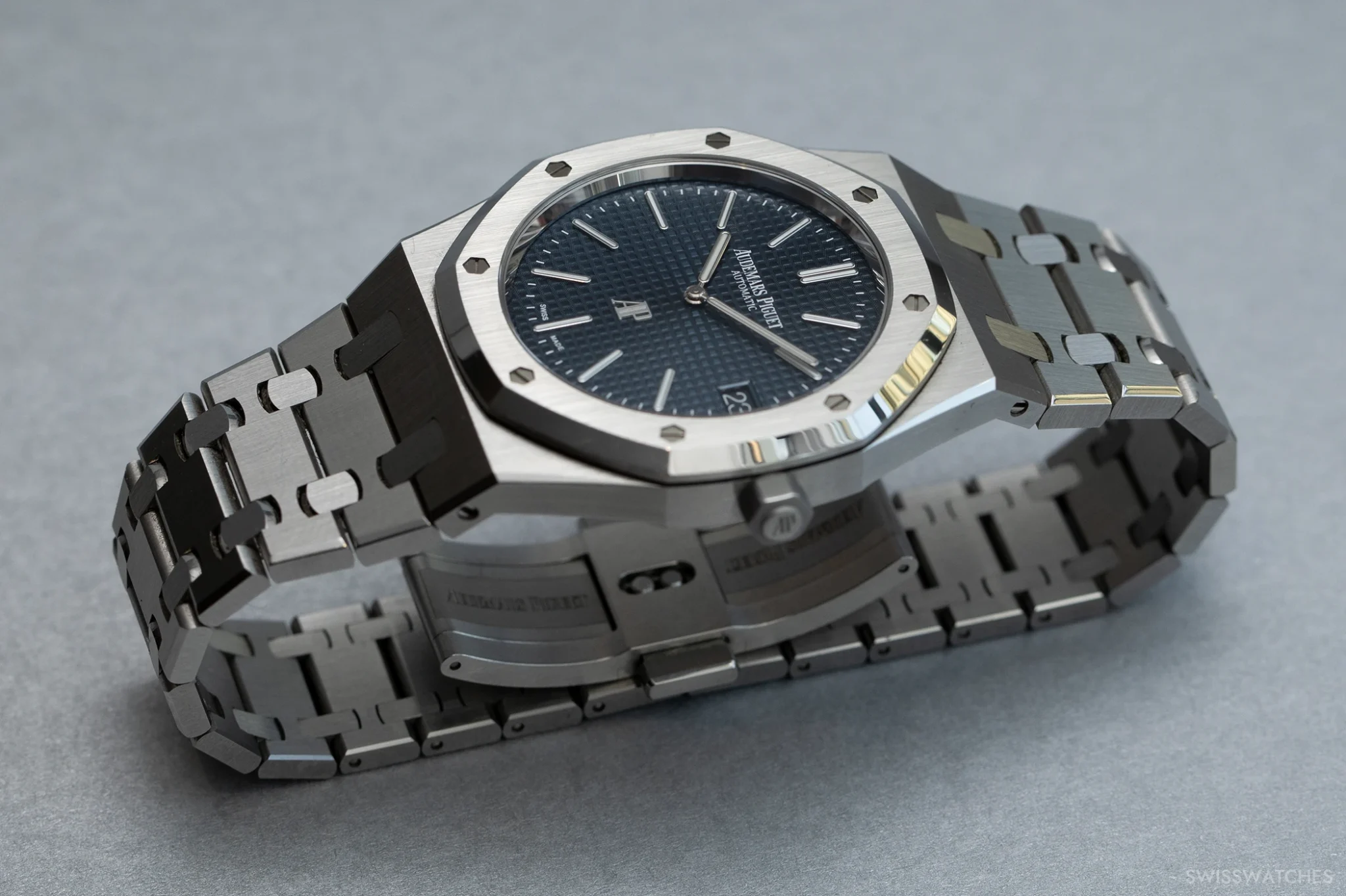 royal-oak-ref-16202st-oo-1240st-02-case