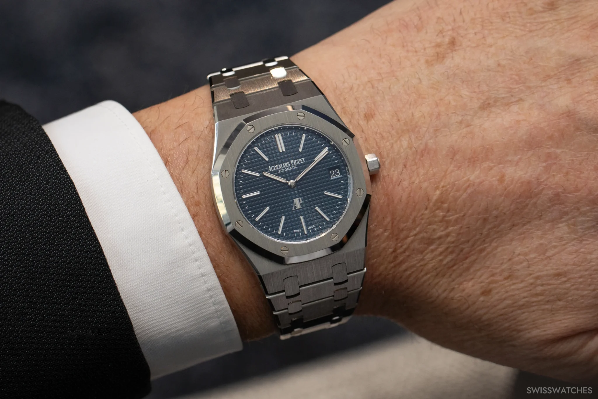 royal-oak-ref-16202st-oo-1240st-02-on-the-wrist