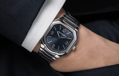 Wristshot of a Gerald Charles Masterlink with a black dial
