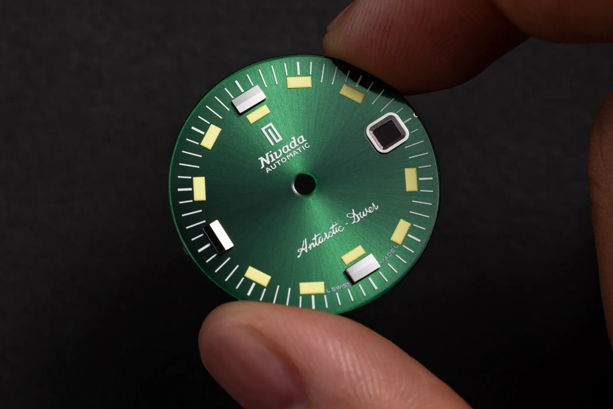 nivada-grenchen-antarctic-diver-green-32059a17-2025-dial.