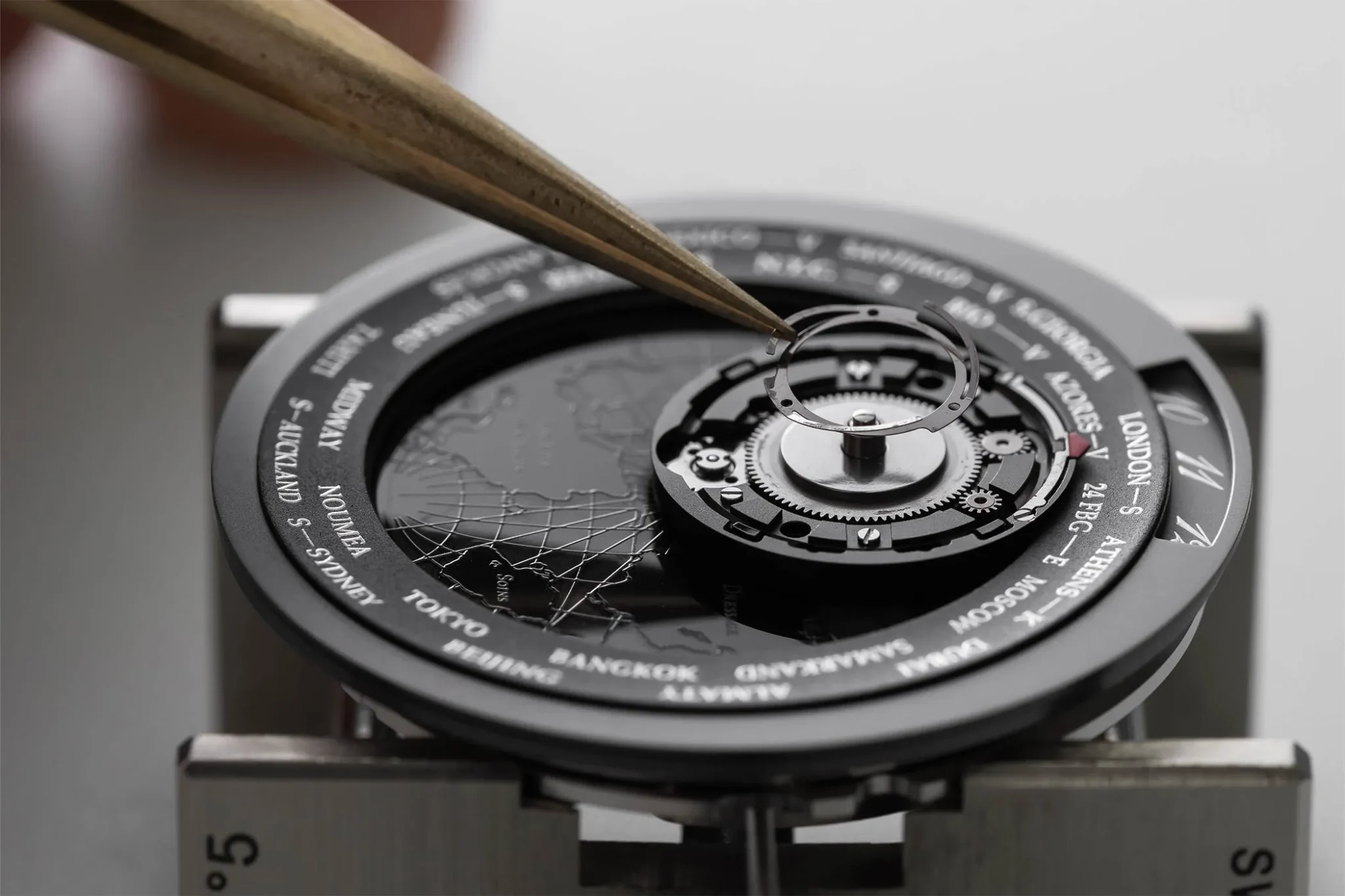 Hermès Le Temps Voyageur, a luxurious timepiece featuring innovative design and Swiss craftsmanship, showcasing a unique world-time function for the modern traveler