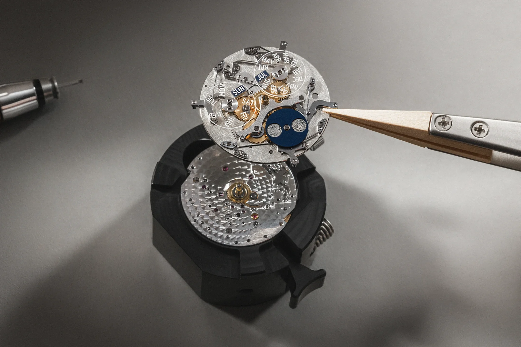 vacheron-constantin-traditionelle-perpetual-calendar-calibre-2460-qrp31-270-1