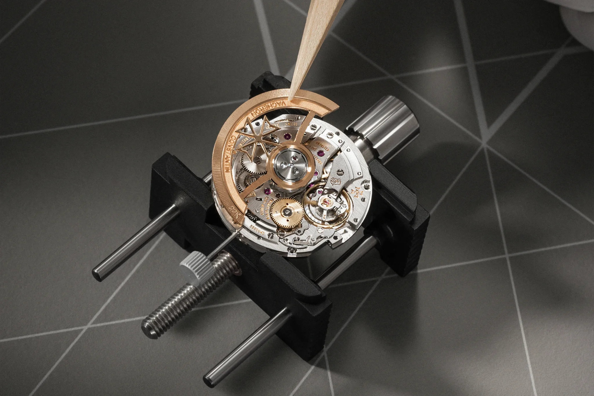 vacheron-constantin-traditionelle-perpetual-calendar-calibre-2460-qrp31-270-2