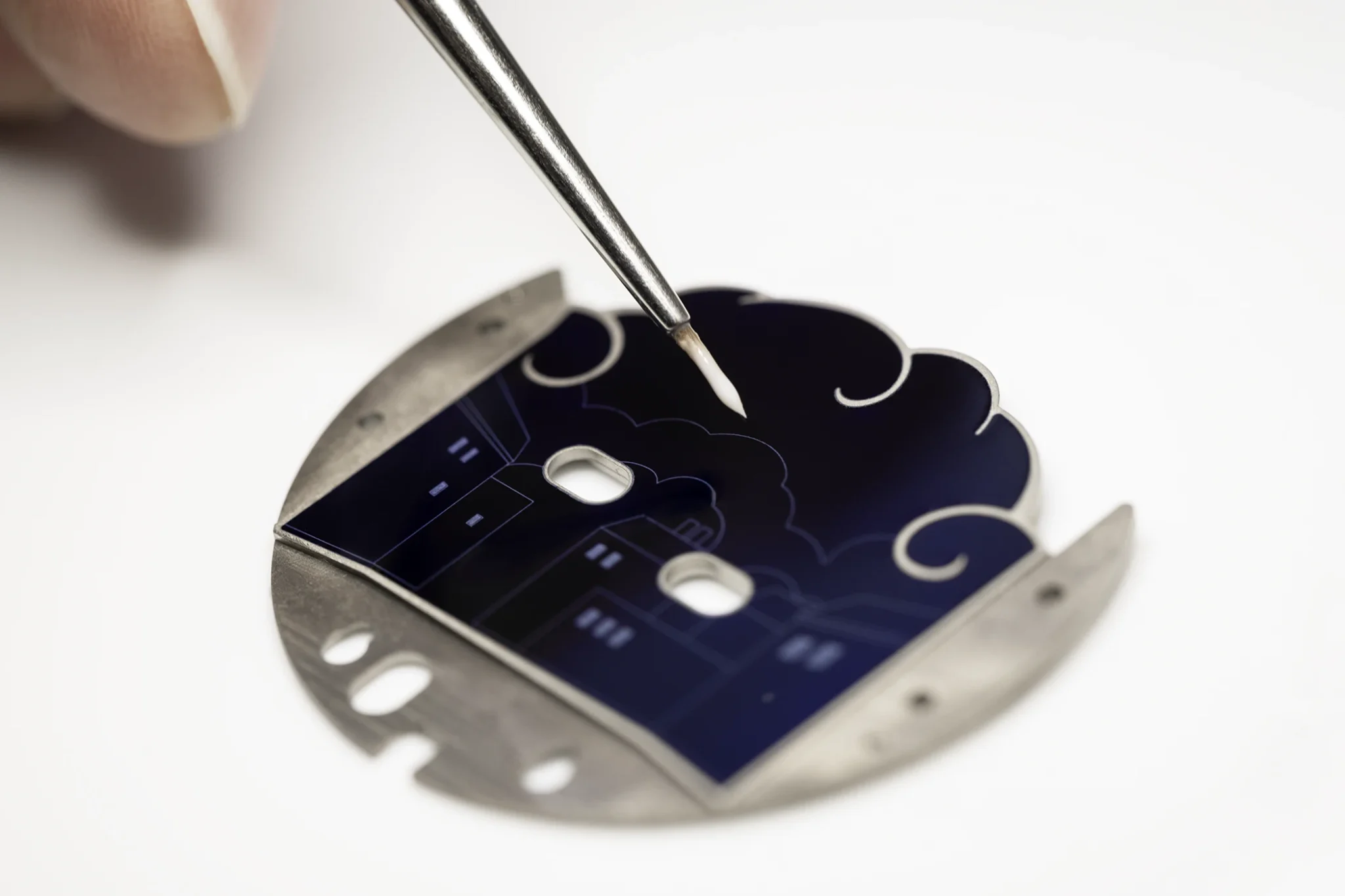 van-cleef-and-arpels-grisaille-enamel-technique-blanc-de-limoges