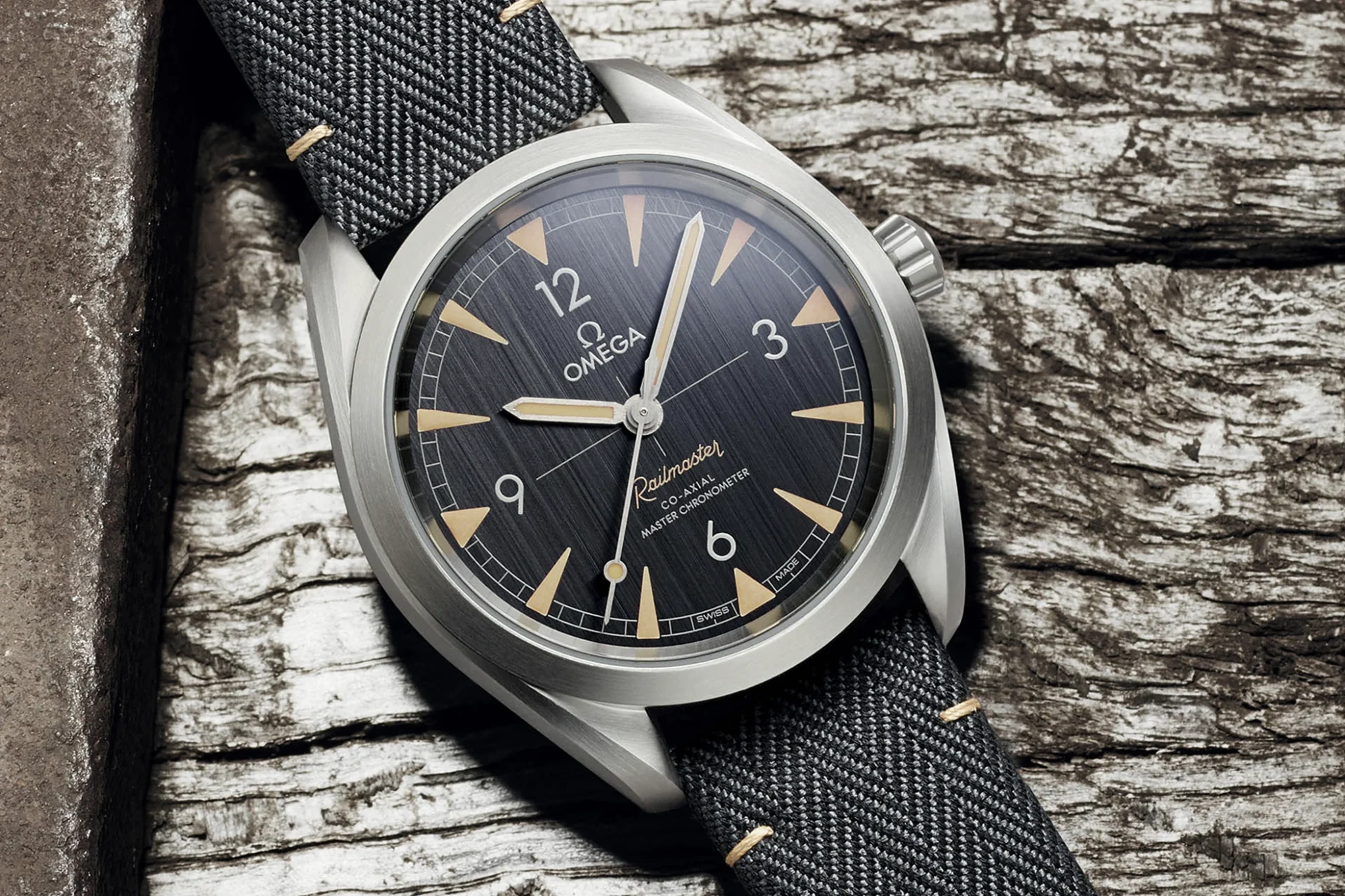 The Omega Seamaster Railmaster Ref. 220.10.40.20.01.001 features a vertically brushed dark grey dial