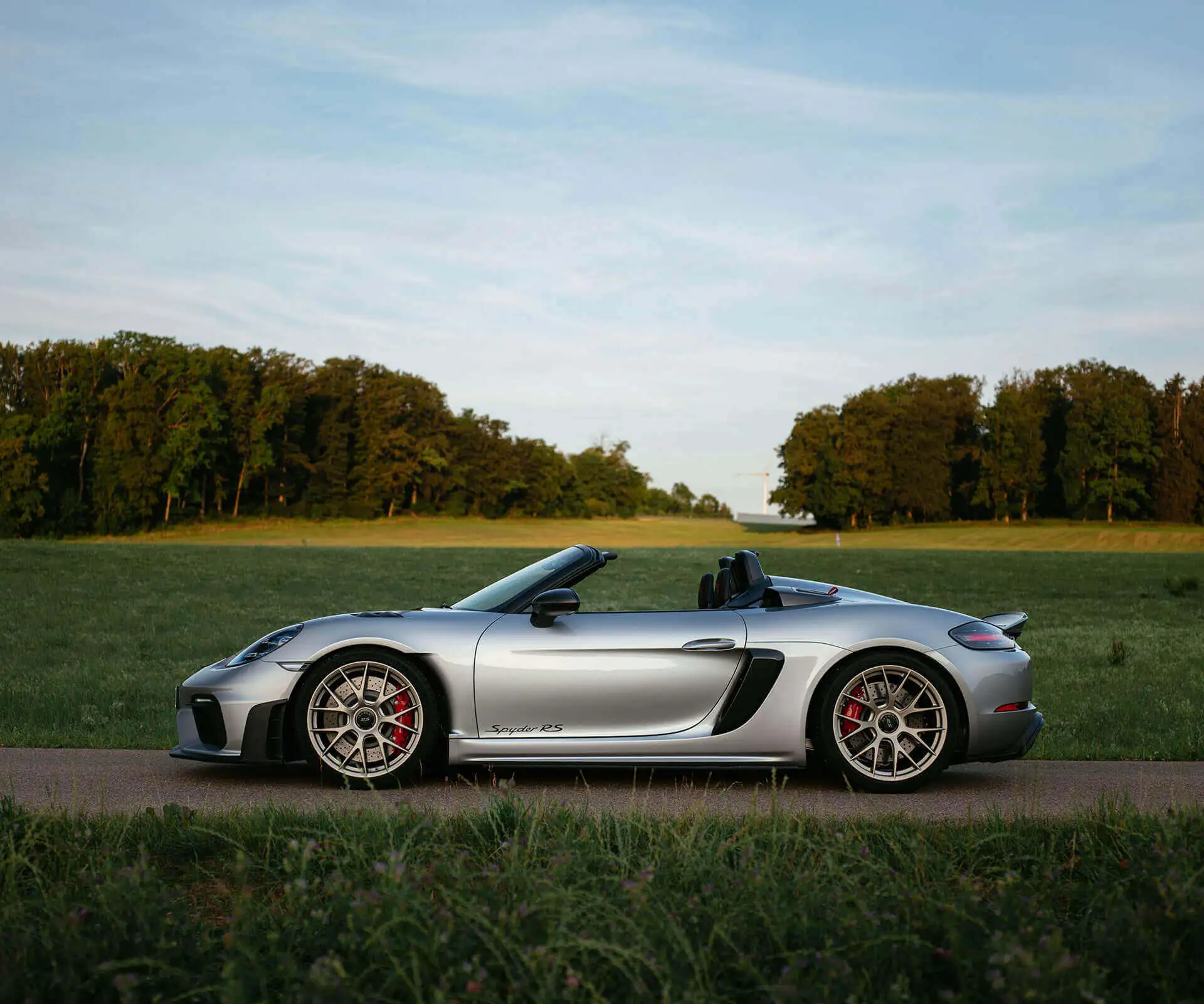 porsche-718-spyder-rs-in-gt-silver-side-view