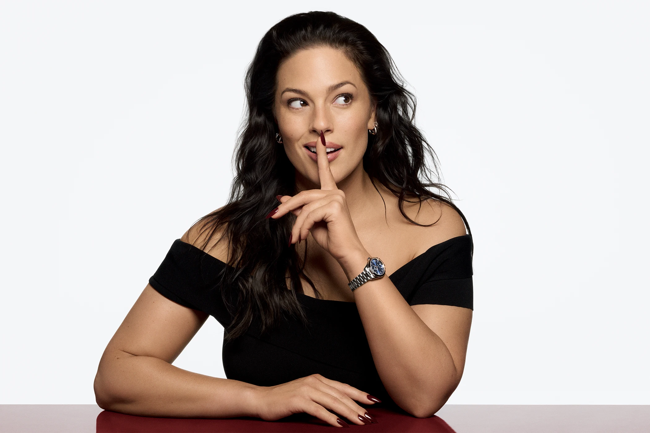 Ashley Graham wearing the Omega Seamaster Aqua Terra, reference 220.10.30.20.03.001.