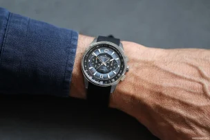 The Jaeger-LeCoultre Polaris Chronograph Q9028651 in stainless steel, fourth view.