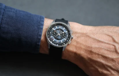 The Jaeger-LeCoultre Polaris Chronograph Q9028651 in stainless steel, fourth view.