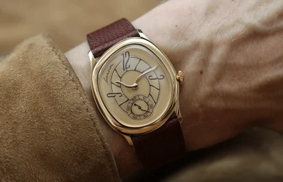 The Berneron Mirage 38 Sienna on the wrist in a first view.