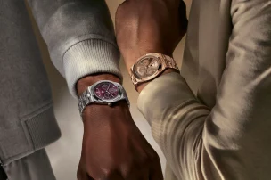 Vacheron Constantin Overseas Ewiger Kalender extraflach aus Weißgold mit weinrotem Zifferblatt und aus Roségold an Handgelenken
