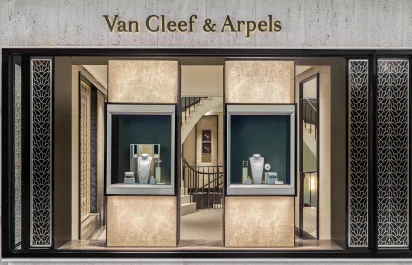 The Van Cleef & Arpels boutique in Frankfurt am Main from the outside.