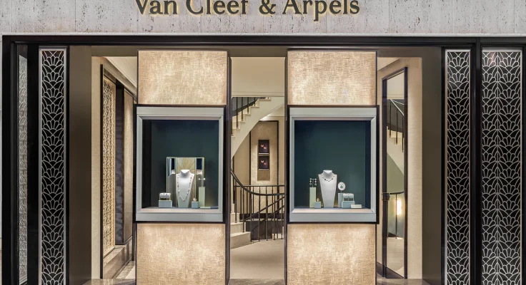 The Van Cleef & Arpels boutique in Frankfurt am Main from the outside.