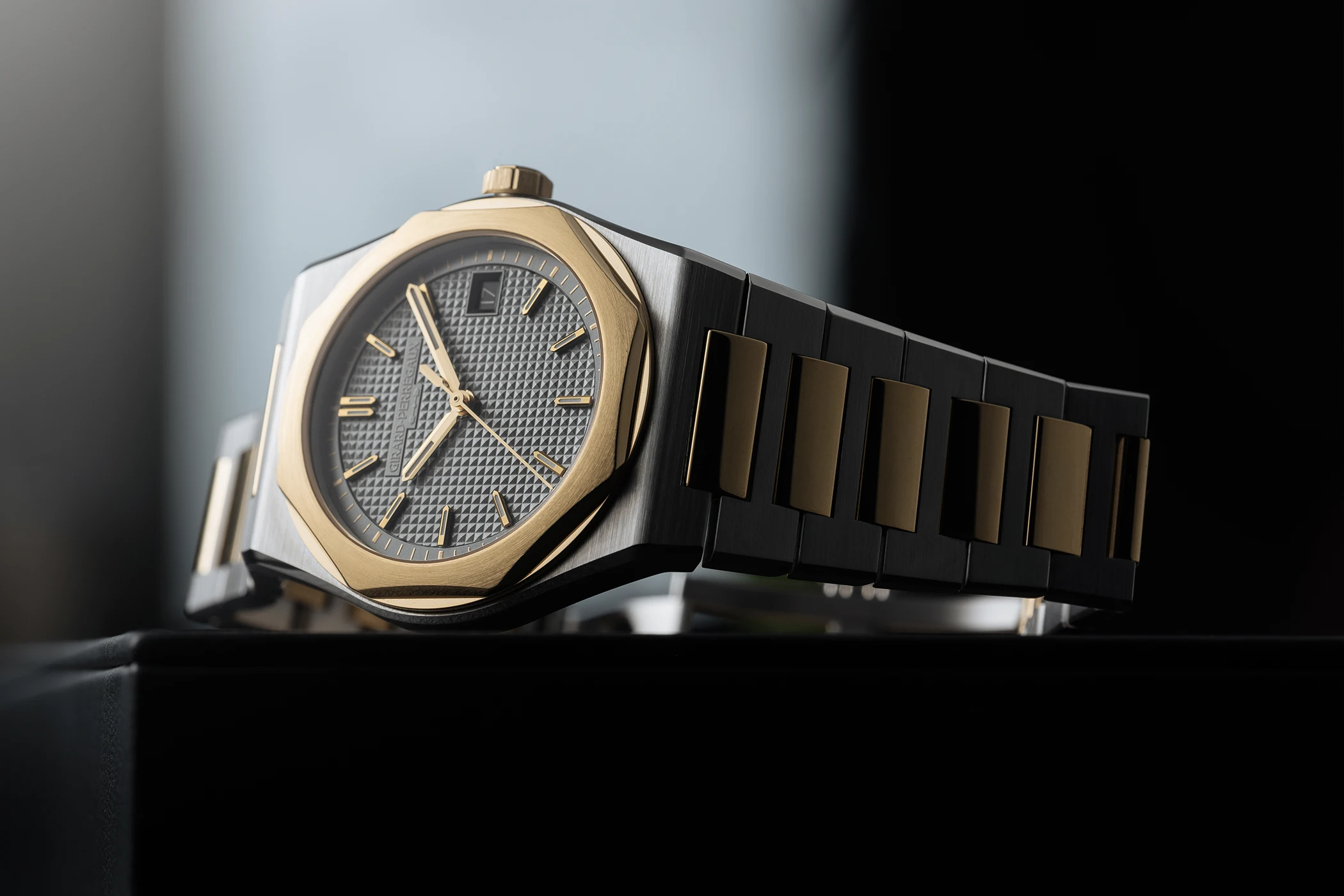 The Girard-Perregaux Laureato Fifty Ref. 81008-63-3412-1CM from the side.