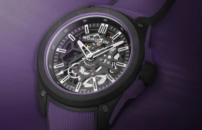 The dialside of the Norqain Wild One Skeleton 42 mm Purple presents itself with purple details.