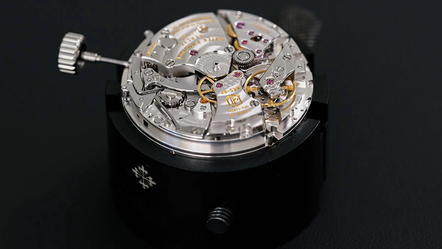 The finely decorated movement awaits disassembly. csharp Code kopieren