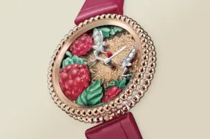 The dial of the Van Cleef & Arpels Perlée Extraordinaire Fruits Enchantés Framboise Ref. VCARPEV200.