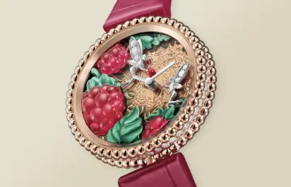 The dial of the Van Cleef & Arpels Perlée Extraordinaire Fruits Enchantés Framboise Ref. VCARPEV200.