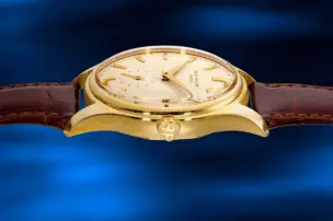 Calatrava Ref. 2526 from Patek Philippe, 1957, from the side. Credit @ Phillips
