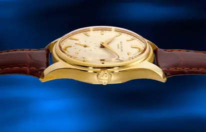 Calatrava Ref. 2526 from Patek Philippe, 1957, from the side. Credit @ Phillips