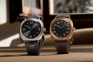 Das Radiomir Viaggio nel Tempo Experience Set mit den Referenzen PAM01729 und PAM01730, bestehend aus einer 47-mm-Radiomir in Bronze mit California-Zifferblatt und einer 47-mm-Radiomir in Platinumtech™ mit schwarzem Sonnenschliff-Zifferblatt, präsentiert in warmem Licht vor florentinischer Architektur.