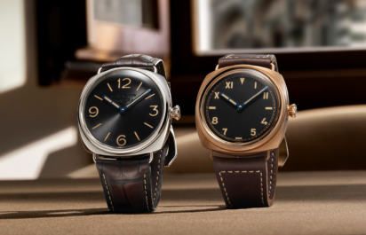 Das Radiomir Viaggio nel Tempo Experience Set mit den Referenzen PAM01729 und PAM01730, bestehend aus einer 47-mm-Radiomir in Bronze mit California-Zifferblatt und einer 47-mm-Radiomir in Platinumtech™ mit schwarzem Sonnenschliff-Zifferblatt, präsentiert in warmem Licht vor florentinischer Architektur.