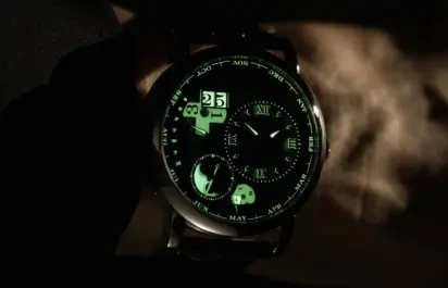 Die Vorderansicht der A. Lange & Söhne Lange 1 Tourbillon Perpetual Calendar „Lumen“ im Dunkeln.
