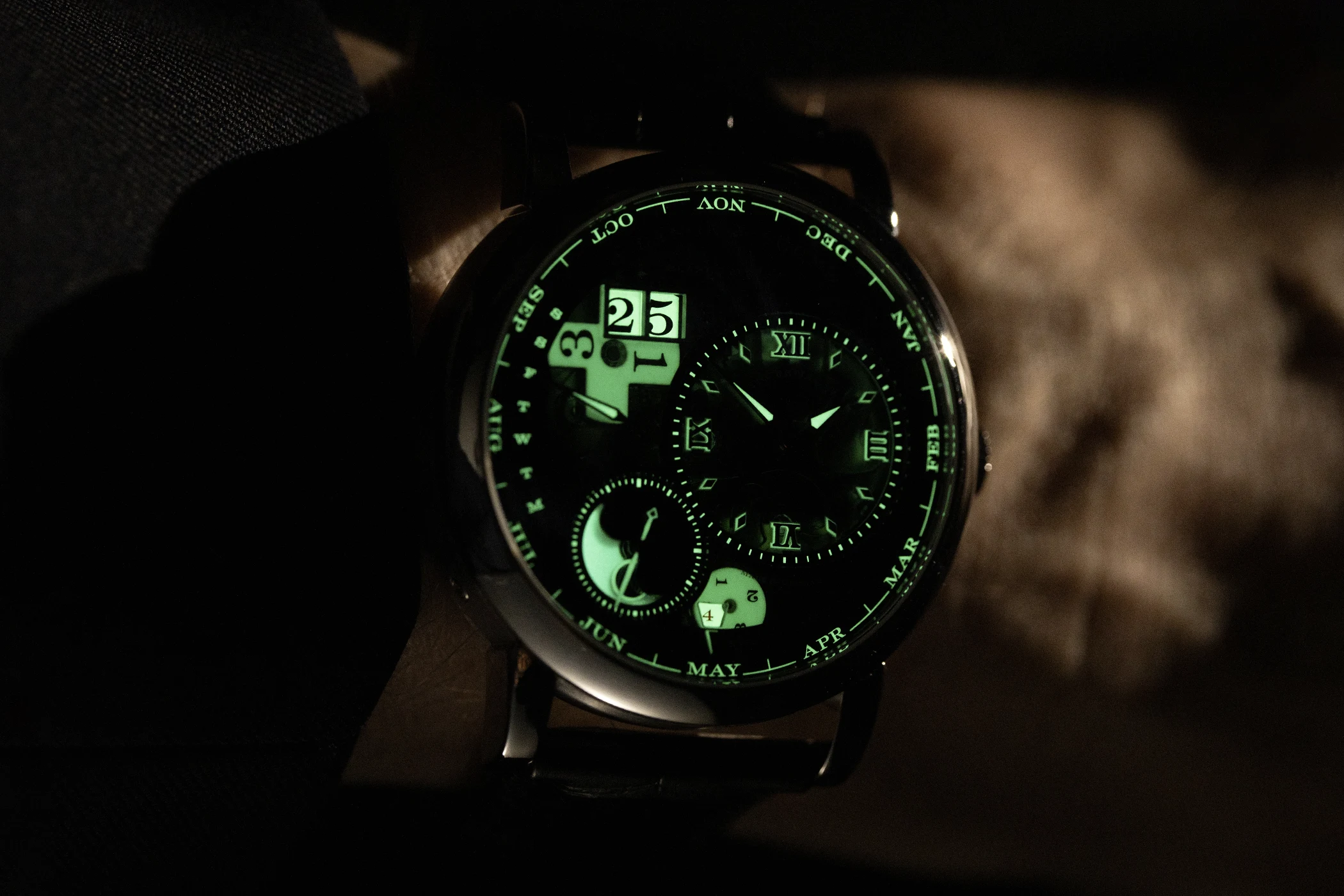 Die Vorderansicht der A. Lange & Söhne Lange 1 Tourbillon Perpetual Calendar „Lumen“ im Dunkeln.