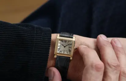 Cartier Privé Tank Normale aus Gelbgold, Ref. WHTA0031 - Am Handgelenk