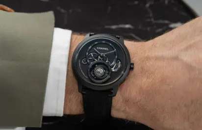 Blick durch den Saphirglasboden der Monsieur Lion Tourbillon Black Edition von Chanel am Handgelenk