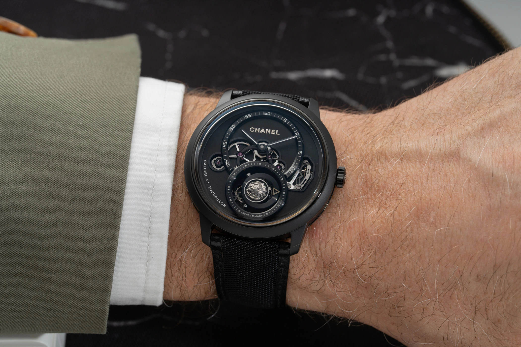 Blick durch den Saphirglasboden der Monsieur Lion Tourbillon Black Edition von Chanel am Handgelenk