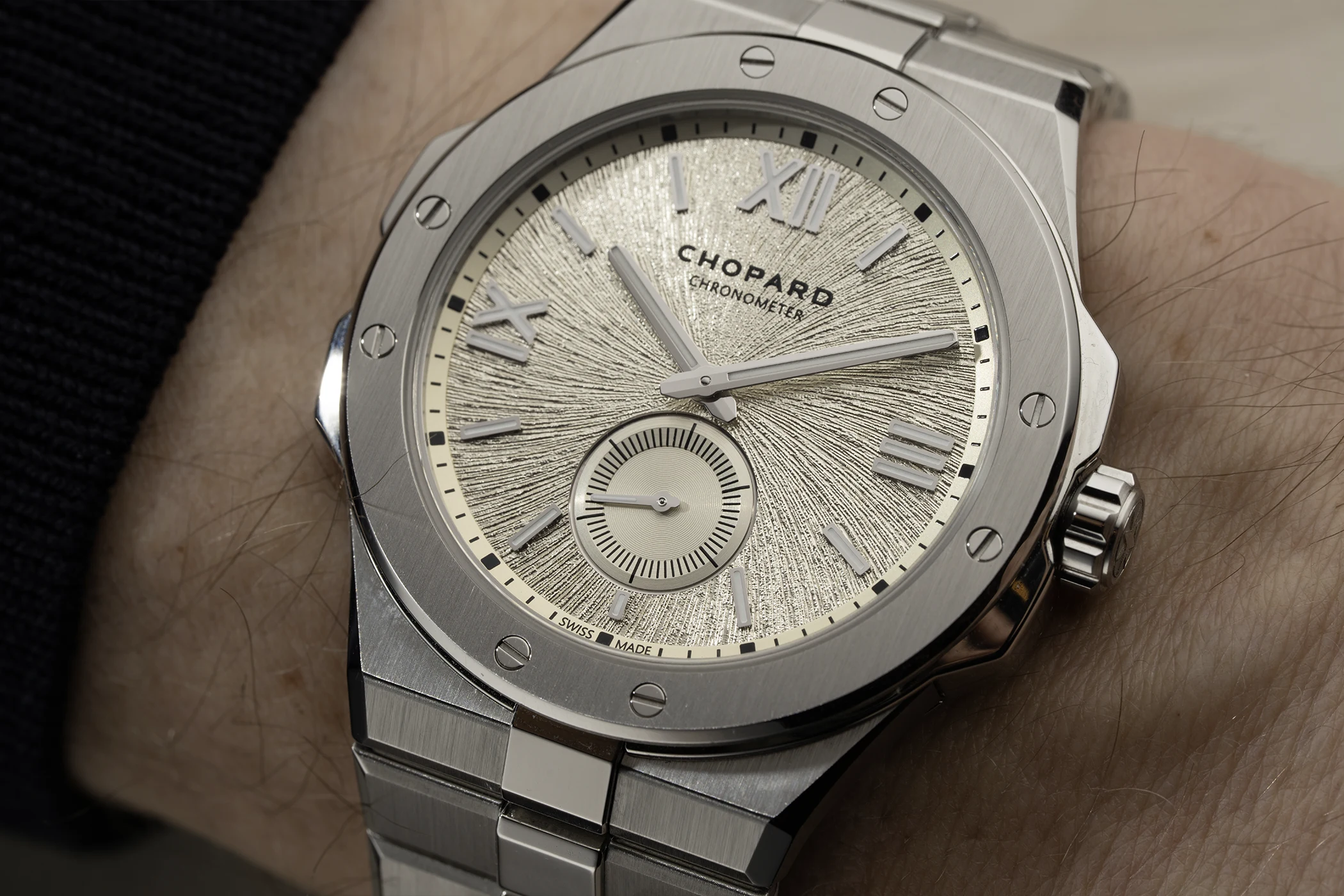 Alpine Eagle 41 XPS Mountain Glow, close-up of the dial