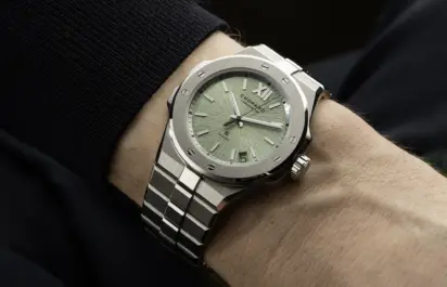 Die Chopard Alpine Eagle mit antimagnetischer Unruhspirale ist hier in einer Frontalansicht am Handgelenk zu sehen.