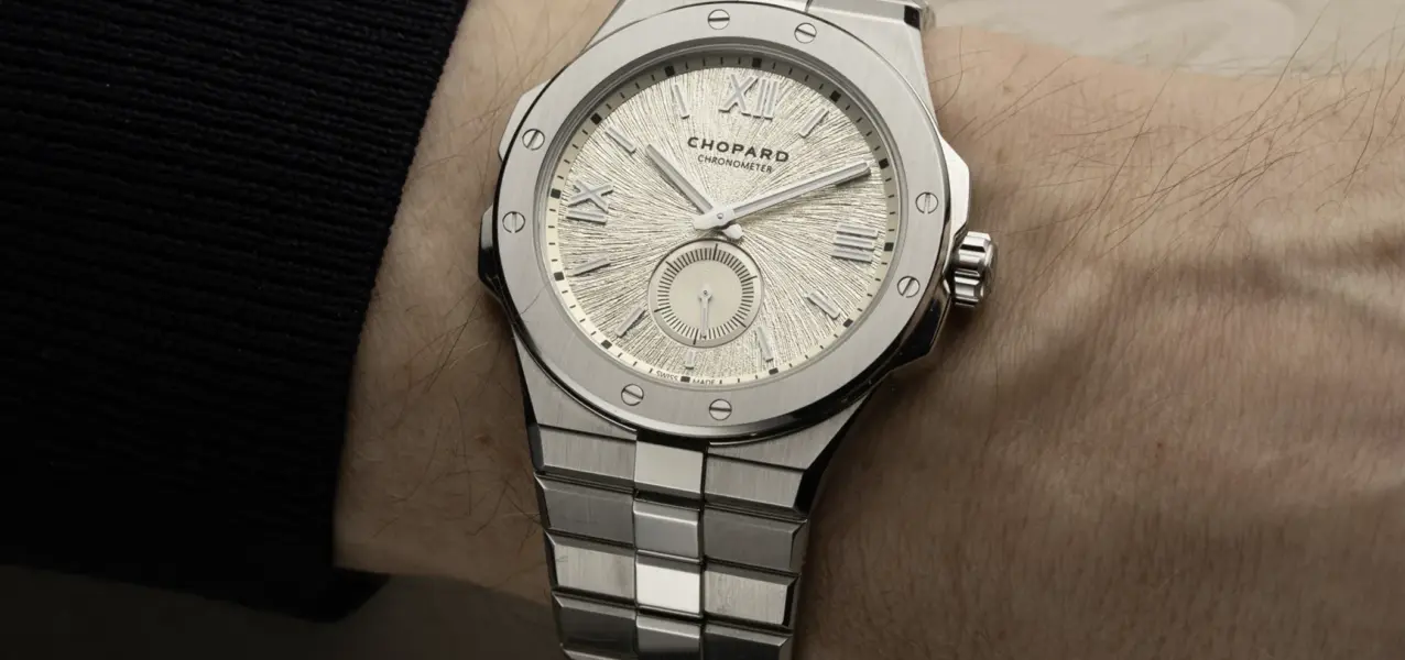 Alpine Eagle 41 XPS Mountain Glow, close-up of the dial