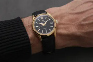 Die Grand Seiko Evolution 9 Kollektion SLGB006 Ice Forest at Dawn am Handgelenk.