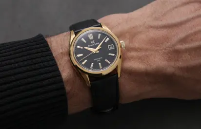 Die Grand Seiko Evolution 9 Kollektion SLGB006 Ice Forest at Dawn am Handgelenk.