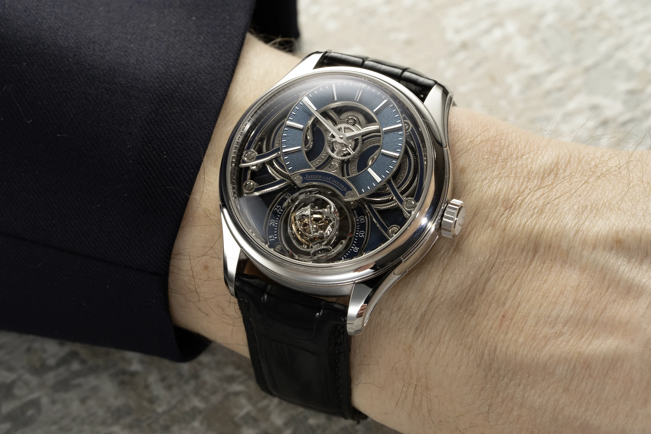 Das Titelbild zeigt die Jaeger-LeCoultre Master Grande Tradition Tourbillon Jumping Date.