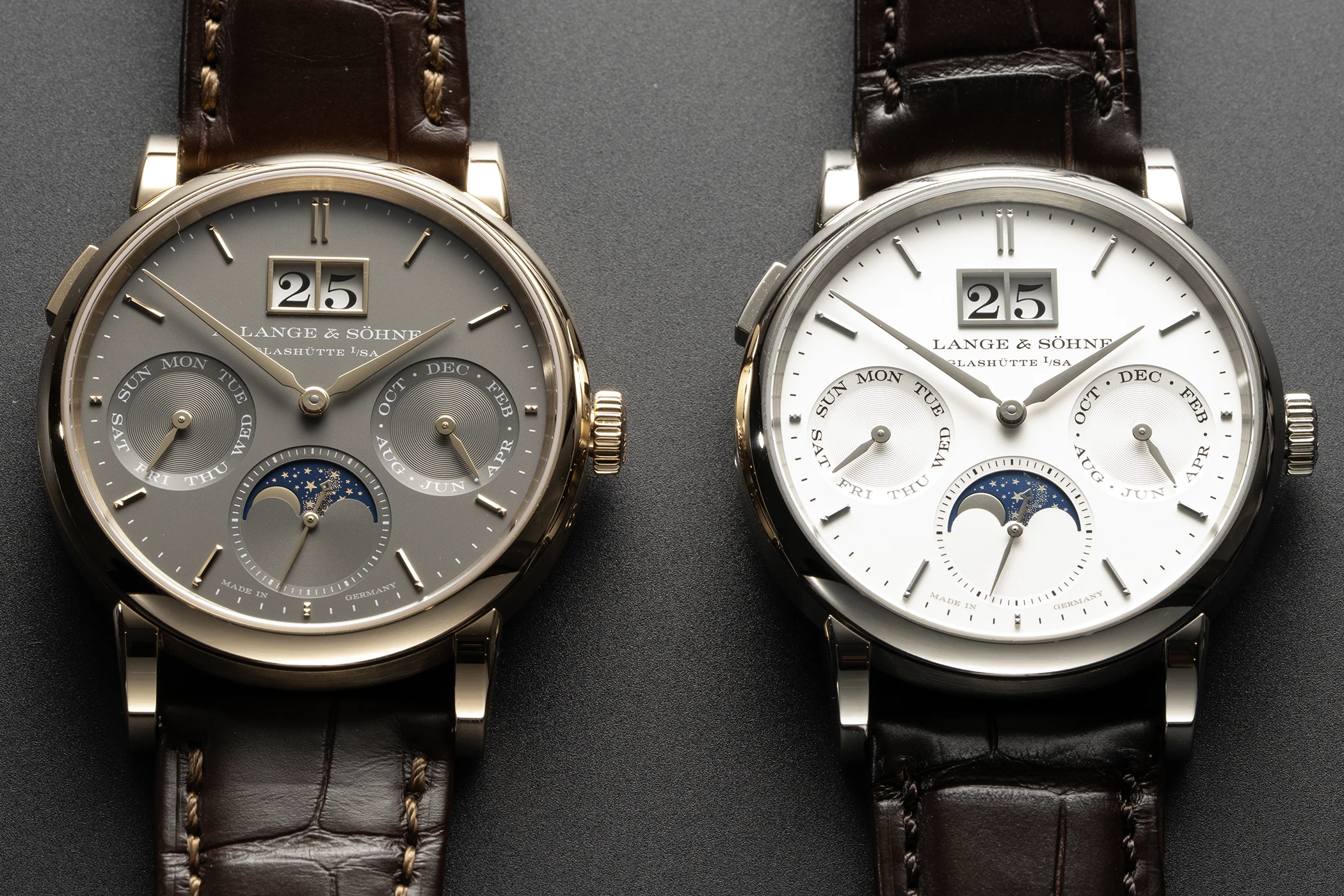 Dies ist eine Vorderansicht der 36-mm-Uhren „Saxonia Annual Calendar“ von Lange und Söhne aus Weiß- und Roségold.