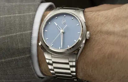 Die Parmigiani Fleurier Tonda PF Chronographe Mystérieux ist am Handgelenk in der Vorderansicht zu sehen.