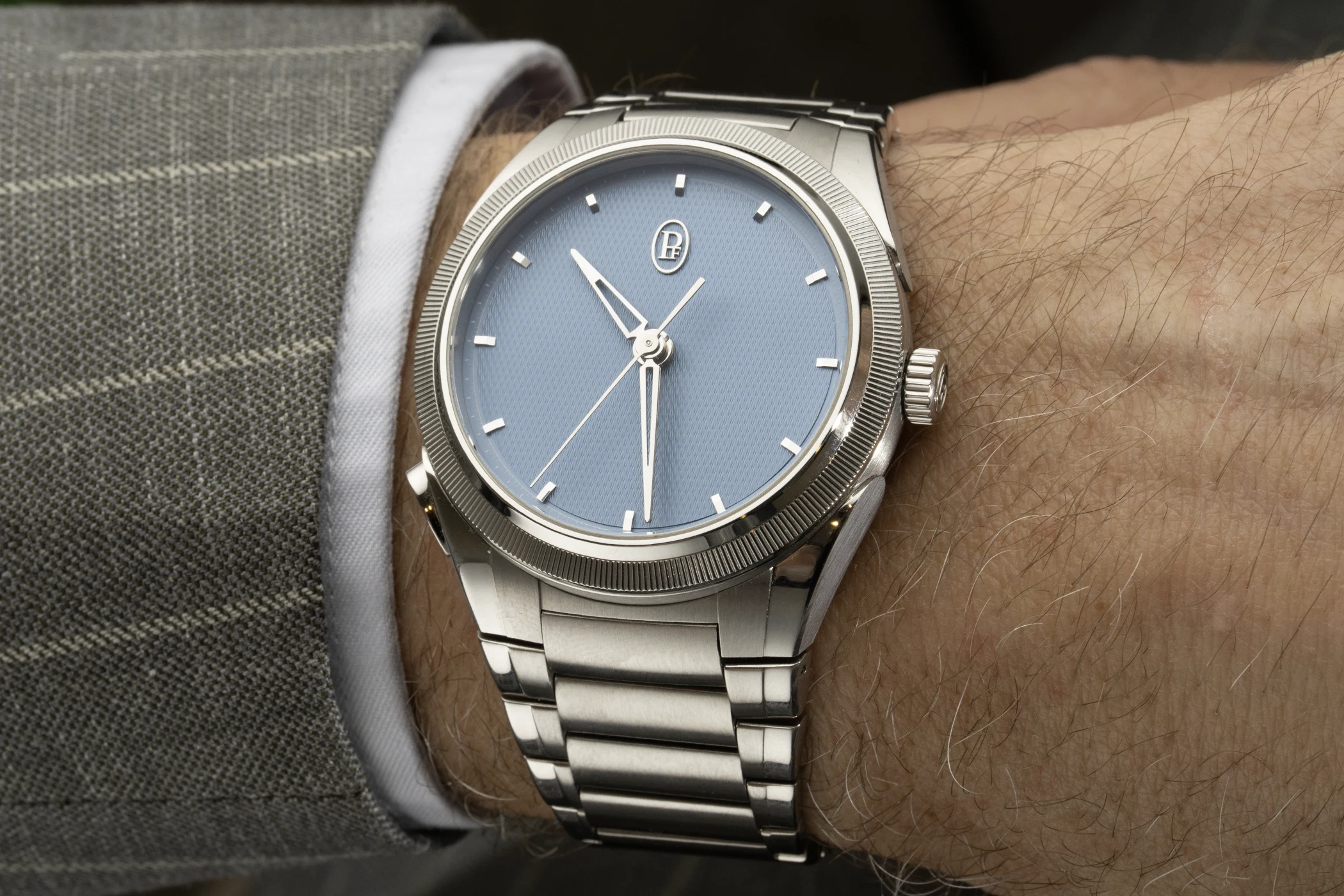 Die Parmigiani Fleurier Tonda PF Chronographe Mystérieux ist am Handgelenk in der Vorderansicht zu sehen.