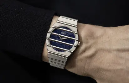 Here is an alternative front-view shot of the Piaget Polo Sodalithe '79 worn on the wrist.